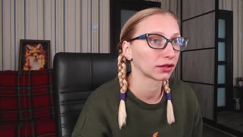 Snapshot of vikaericka chatting on 10-16-25, 11:33 Vika online show from 10-16-25, 11:33