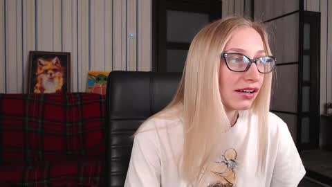 Snapshot of vikaericka chatting on 10-19-25, 07:14 Vika online show from 10-19-25, 07:14