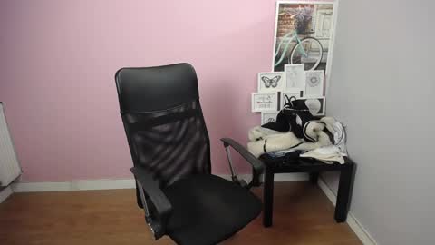 Snapshot of viktoria_lovely chatting on 01-31-25, 09:27 viktoria_lovely online show from 01-31-25, 09:27