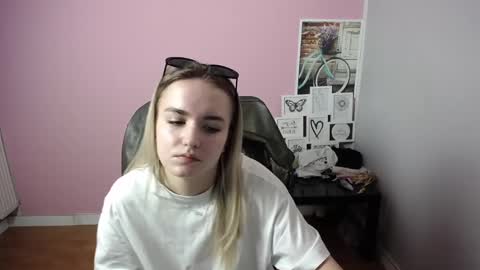 Snapshot of viktoria_lovely chatting on 03-09-25, 12:20 viktoria_lovely online show from 03-09-25, 12:20