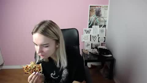 Snapshot of viktoria_lovely chatting on 09-10-25, 06:57 viktoria_lovely online show from 09-10-25, 06:57