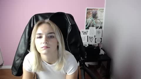 Snapshot of viktoria_lovely chatting on 10-10-25, 10:36 viktoria_lovely online show from 10-10-25, 10:36