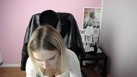 Snapshot of viktoria_lovely chatting on 10-13-25, 11:21 viktoria_lovely online show from 10-13-25, 11:21