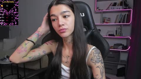 Snapshot of vinkitinkii chatting on 01-19-25, 06:53 vinkitinkii online show from 01-19-25, 06:53