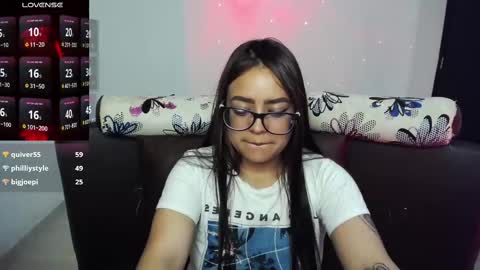 Snapshot of vio_let_ chatting on 02-17-25, 12:43 Daniela online show from 02-17-25, 12:43