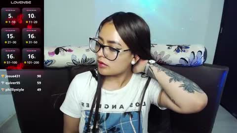 Snapshot of vio_let_ chatting on 02-17-25, 03:47 Daniela online show from 02-17-25, 03:47