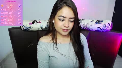 Snapshot of vio_let_ chatting on 02-18-25, 10:27 Daniela online show from 02-18-25, 10:27