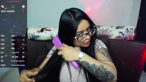 Snapshot of vio_let_ chatting on 03-01-25, 10:21 Daniela online show from 03-01-25, 10:21