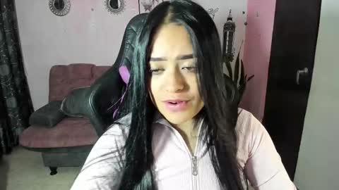 Snapshot of vio_let_ chatting on 09-17-25, 06:04 Daniela online show from 09-17-25, 06:04