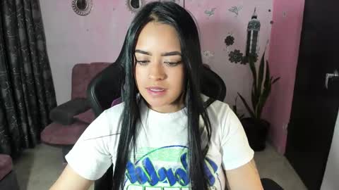 Snapshot of vio_let_ chatting on 09-18-25, 02:57 Daniela online show from 09-18-25, 02:57