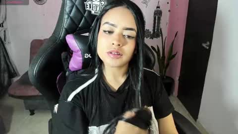 Snapshot of vio_let_ chatting on 09-24-25, 03:43 Daniela online show from 09-24-25, 03:43