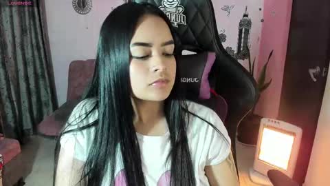 Snapshot of vio_let_ chatting on 09-27-25, 08:08 Daniela online show from 09-27-25, 08:08