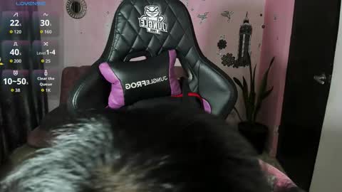 Snapshot of vio_let_ chatting on 09-28-25, 05:46 Daniela online show from 09-28-25, 05:46