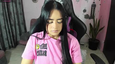 Snapshot of vio_let_ chatting on 09-29-25, 04:39 Daniela online show from 09-29-25, 04:39