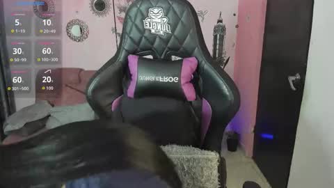 Snapshot of vio_let_ chatting on 10-06-25, 03:15 Daniela online show from 10-06-25, 03:15