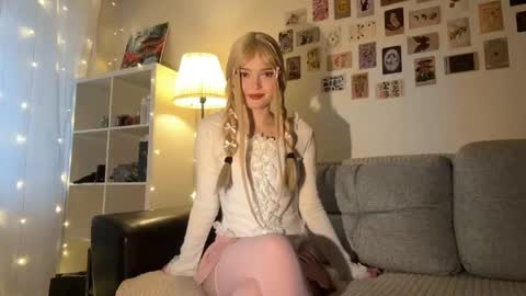 Snapshot of viola_blonde chatting on 10-11-25, 01:20 viola_blonde online show from 10-11-25, 01:20