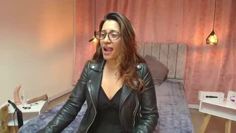 Snapshot of violetascott_ chatting on 02-19-25, 01:17 VIOLETA online show from 02-19-25, 01:17