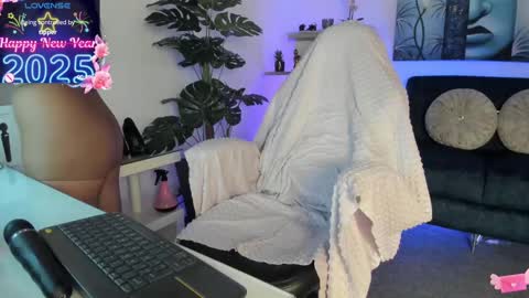 Snapshot of violetparkker chatting on 03-03-25, 02:26 violetparkker online show from 03-03-25, 02:26