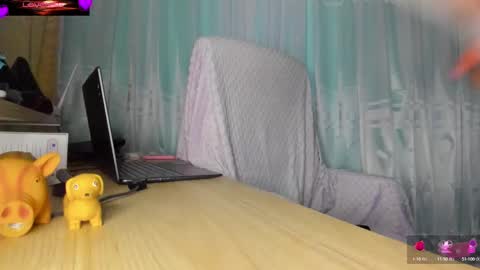 Snapshot of violetparkker chatting on 10-17-25, 12:01 violetparkker online show from 10-17-25, 12:01