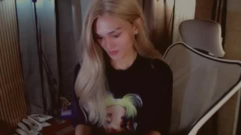 Pearl online show from 10-28-25, 01:36