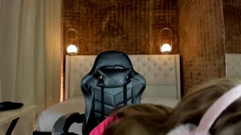 VittaaaPlease help me with your thumbs up its important  online show from 01-10-25, 01:09