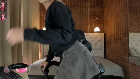 VittaaaPlease help me with your thumbs up its important  online show from 01-14-25, 01:38