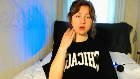 Snapshot of vivi__nova chatting on 10-23-25, 06:56 Vivi online show from 10-23-25, 06:56