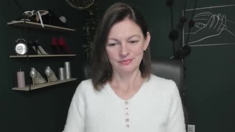 Vivian online show from 10-17-25, 06:16