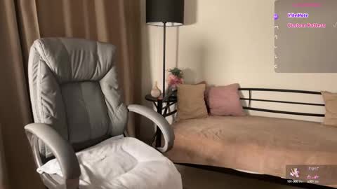 Snapshot of vivian_evans_ chatting on 10-15-25, 02:44 Vivian Evans online show from 10-15-25, 02:44