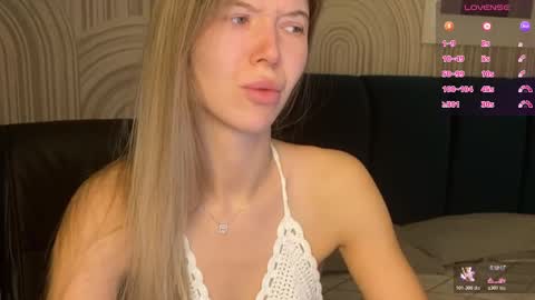 Snapshot of vivian_evans_ chatting on 10-27-25, 01:09 Vivian Evans online show from 10-27-25, 01:09