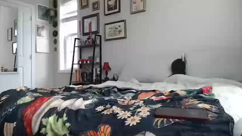 Liz online show from 10-10-25, 04:28