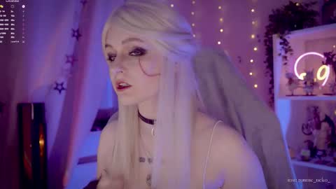 Snapshot of vronnier chatting on 09-21-25, 05:47 vronnier online show from 09-21-25, 05:47