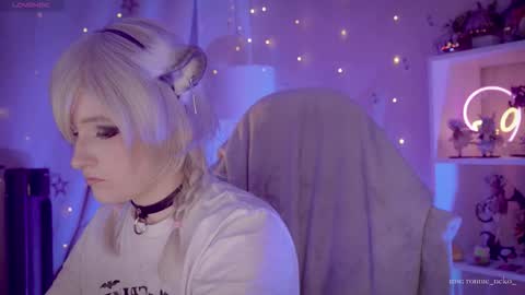 Snapshot of vronnier chatting on 10-19-25, 07:36 vronnier online show from 10-19-25, 07:36