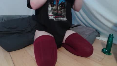 Snapshot of wacky_weirdo chatting on 10-14-25, 12:00 Rose online show from 10-14-25, 12:00