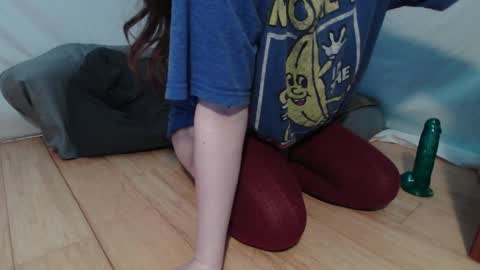 Snapshot of wacky_weirdo chatting on 10-28-25, 08:40 Rose online show from 10-28-25, 08:40