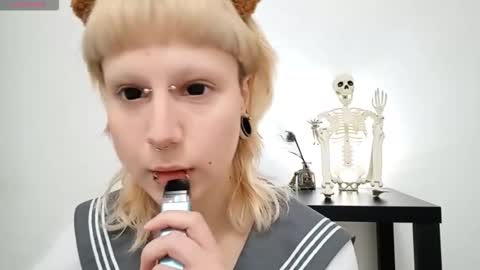 Snapshot of wandabeese chatting on 10-25-25, 03:18 Lilly online show from 10-25-25, 03:18