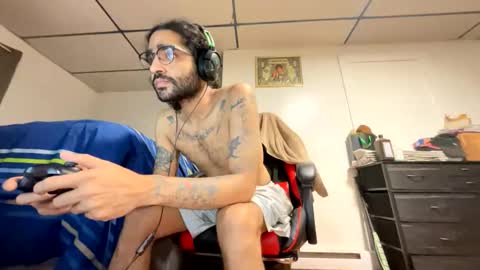 Snapshot of webthrow chatting on 10-07-25, 02:20 ShootingWebs online show from 10-07-25, 02:20