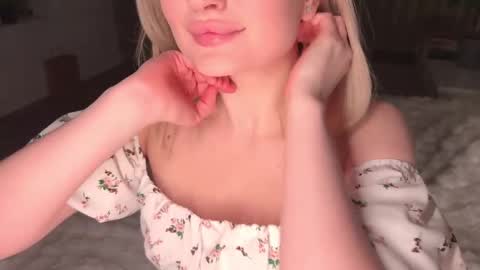 Snapshot of wendy_amber chatting on 03-01-25, 06:11 Daisy    online show from 03-01-25, 06:11