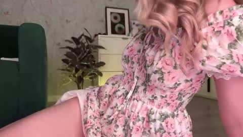 Snapshot of wendy_amber chatting on 10-03-25, 05:32 Daisy    online show from 10-03-25, 05:32