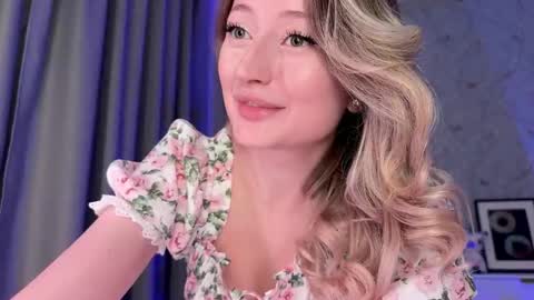 Snapshot of wendy_amber chatting on 10-20-25, 04:07 Daisy    online show from 10-20-25, 04:07