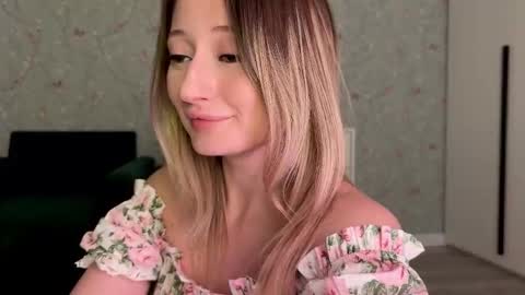 Snapshot of wendy_amber chatting on 11-07-25, 05:46 Daisy online show from 11-07-25, 05:46