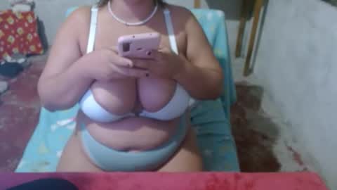 Snapshot of wenkitty chatting on 10-27-25, 06:28 kitty online show from 10-27-25, 06:28