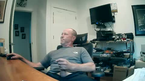 Snapshot of weseeyouwatching chatting on 10-26-25, 07:42 weseeyouwatching online show from 10-26-25, 07:42