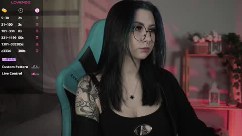 Snapshot of wesleegray chatting on 10-26-25, 01:22 little girl who is always rightLisa online show from 10-26-25, 01:22