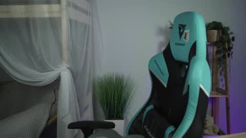 Snapshot of wesleegray chatting on 11-02-25, 12:35 little girl who is always rightLisa online show from 11-02-25, 12:35