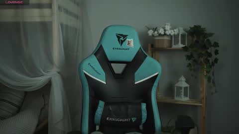 Snapshot of wesleegray chatting on 11-03-25, 01:08 little girl who is always rightLisa online show from 11-03-25, 01:08