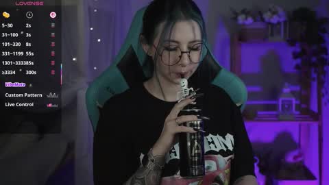 Snapshot of wesleegray chatting on 11-12-25, 02:01 little girl who is always rightLisa online show from 11-12-25, 02:01