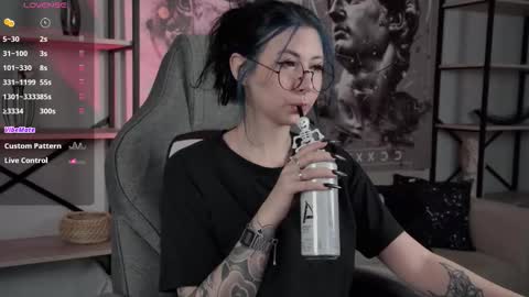 Snapshot of wesleegray chatting on 11-19-25, 01:49 little girl who is always rightLisa online show from 11-19-25, 01:49