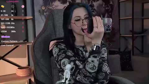 Snapshot of wesleegray chatting on 11-25-25, 01:27 little girl who is always rightLisa online show from 11-25-25, 01:27