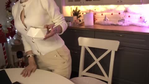 Snapshot of whats_her_name chatting on 12-29-24, 06:49 Victoria Maria online show from 12-29-24, 06:49